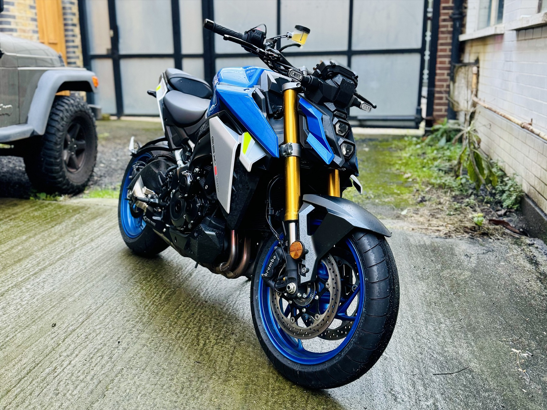 Suzuki GSX-S1000 - London based Action Vehicle Hire Car Motorbike Bus Coach Vehicle Supply Film TV Productions