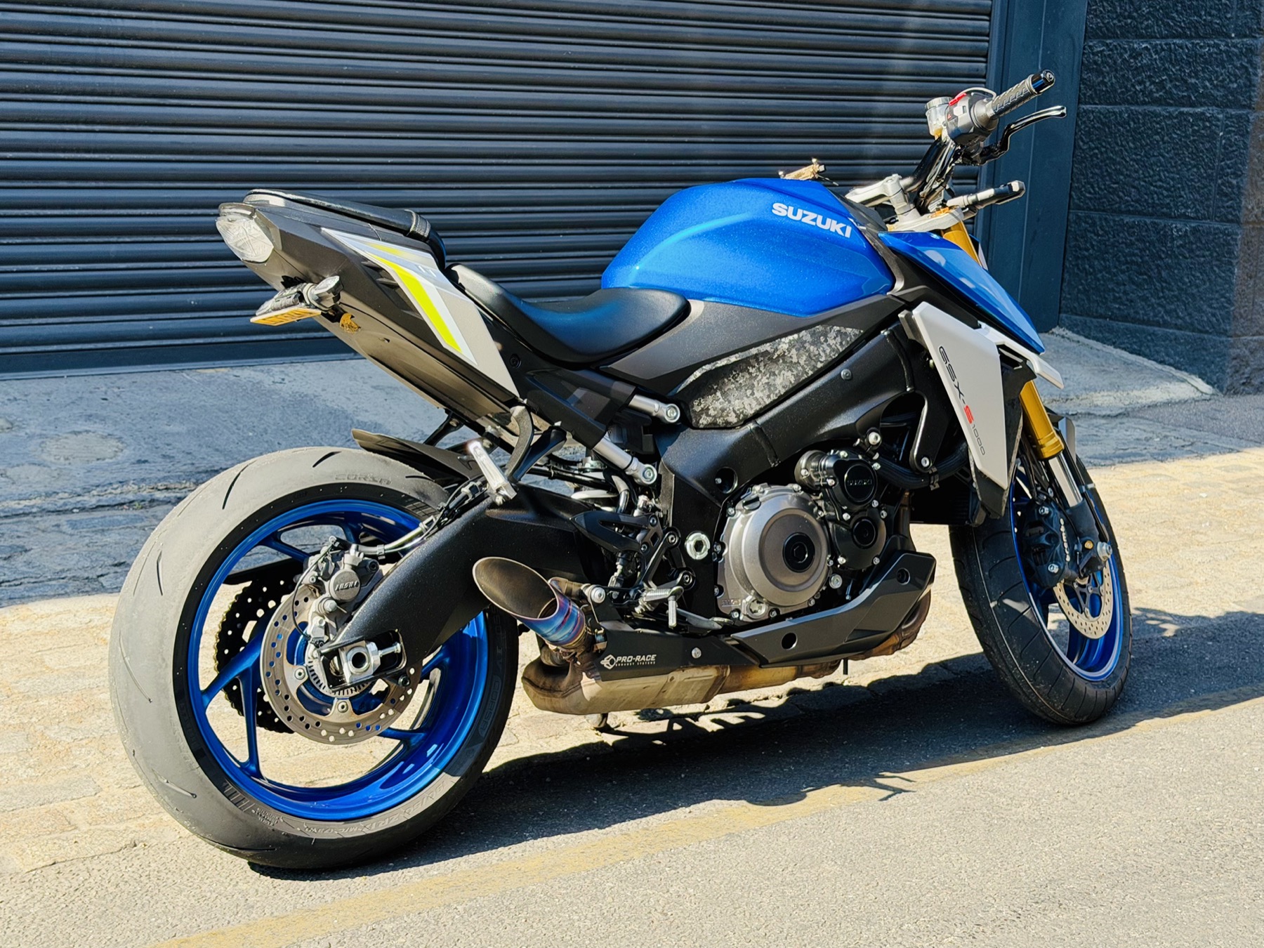 Suzuki GSX-S1000 - London based Action Vehicle Hire Car Motorbike Bus Coach Vehicle Supply Film TV Productions